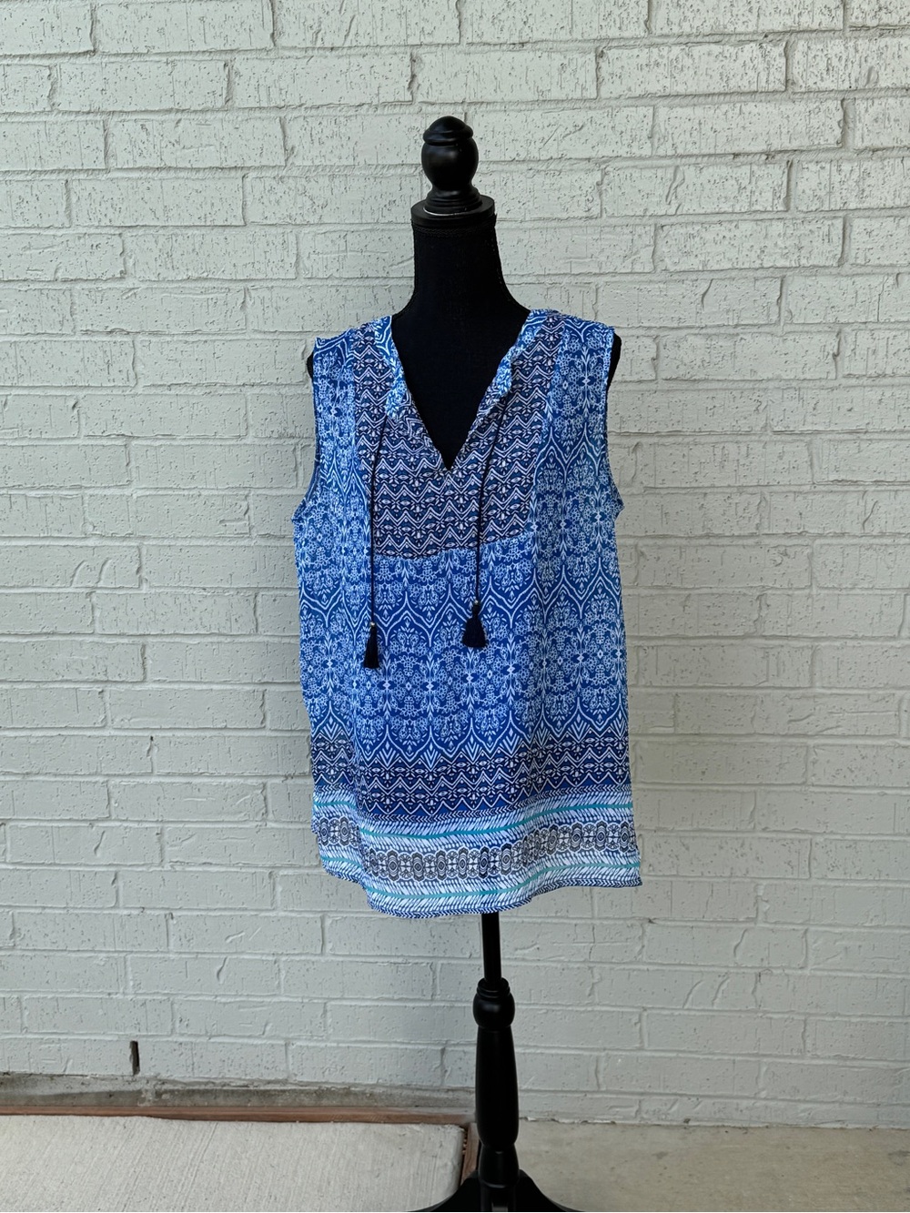 Liz Claiborne Lined Blue and Navy Floral V-Neck Sleeveless Blouse